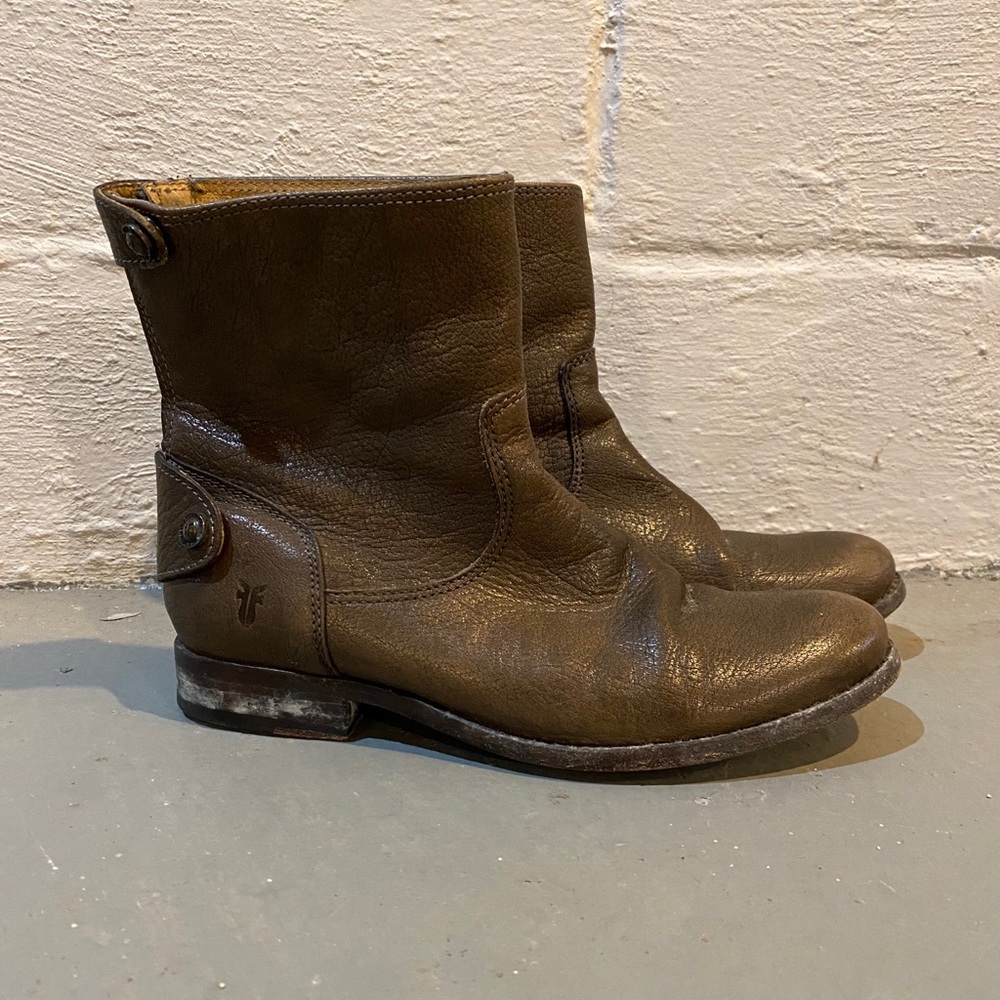 Frye Melissa Button Back Zip Short Boot